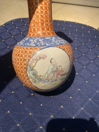 Une paire de porte-chapeaux, un repose-t&ecirc;te et un vase en porcelaine de Chine, 19/20&egrave;me